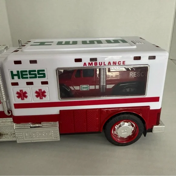 Hess Ambulance and Rescue Truck 2020/Hess Fire Truck and Ladder Rescue Set 2015 - Picture 16 of 17